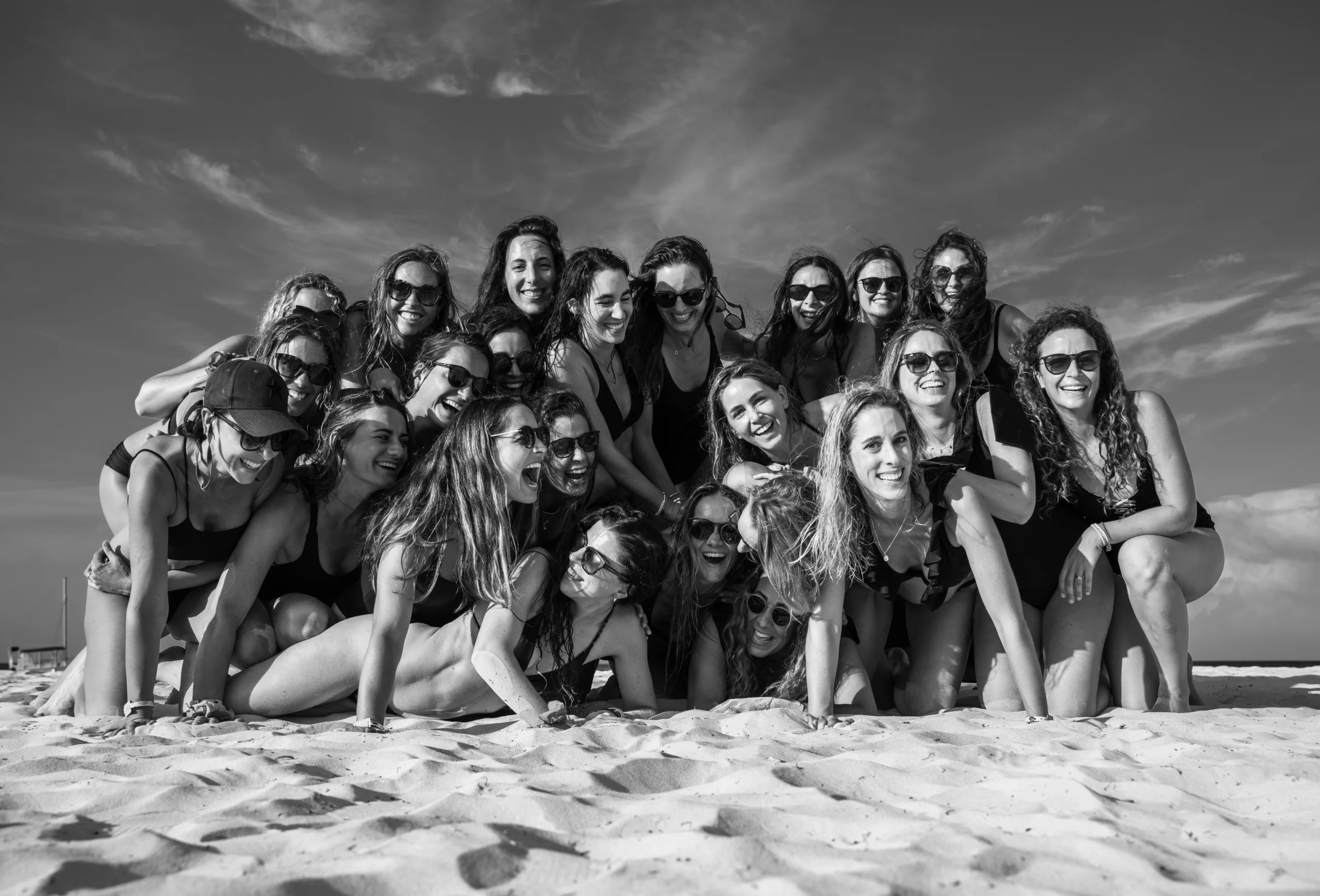 grupo-de-amigas group of friends at the beach